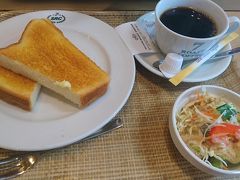 朝ご飯は姪浜駅ナカあるカフェで軽くトーストとサラダをいただきました。