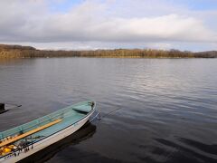 宿で教えてもらった場所へと歩いて行く。
しばらくすると、青空が顔を出した。
湖畔では、釣り人が一人いるだけ。
脇の道を走り過ぎる車は多かったが、歩いているのは私だけだった。
おかげで、網走湖の景色も独り占めだ。