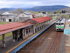 その列車の終点である留辺蘂駅には10時18分に到着した。
網走駅からは１時間４０分ほどの普通列車の旅だった。
留辺蘂駅は、駅らしい風情が漂っている。