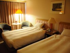 今宵の宿は、駅に隣接するセンチュリーロイヤルホテルだ。
この後、友人と会うため、駅近くの宿を取ったのだが、スタンダートツインしか空いていなかった。
18時に待ち合わせているので、とりあえずシャワーで汗を流した。