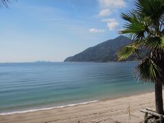 急に綺麗な砂浜と海が現れた