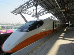 高鉄桃園駅を14:00前に出発する新幹線で、14:35高鉄台中駅に到着しました。