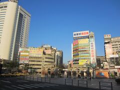 翌朝、台中駅前の景色。
写真左の大きなビルの隣の、少しレトロな感じのビルが、宿泊した富春大飯店。