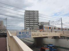 アンダーパスで東武東上線を越えます