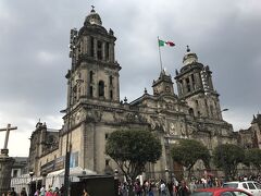 ソカロの中心にあるのが、メトロポリタン大聖堂。
メキシコのキリスト教の中心とのこと。