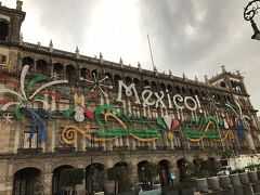 そしてソカロへ！
もうすぐメキシコ独立記念日ということで
どこもかしこも飾り付けがものすごい！