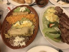 そんなフリーダカーロが結婚披露宴を行なったというレストラン「カフェ・デ・タクバ」へ。タコスやらお肉やらをオーダー！やっとタコスにありつけたー！