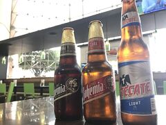 １７時過ぎの飛行きだったので、空港で少し時間があったのでサク飲み！
メキシコのビールを並べて。