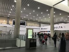 １０時過ぎの飛行機で向かいます。空港で国内線のチェックイン。