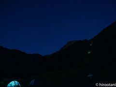 前夜夕食後に星空を撮ろうと外へ出たのですが、月が出ていてうまく撮れなかったので、朝４時に起きて再挑戦です。
４時半の段階で、すでに北岳に登り始めている人たちの明かりが見えます。