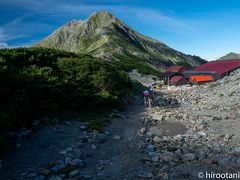 北岳山荘が見えました。16：10。
山カラ隊は、いつもはコースタイムの1.５倍ぐらいで歩くのですが、今回の間ノ岳ピストンは、コースタイムをかなり上回るスピードでした。