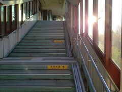 16:17 GFRIEND - Summer Rain CD ジャケットロケ地 鷹峰駅１番出口階段です。来たよ！ウナたん！ (ㅠ.ㅠ) ウナたんと同じように手摺にもたれて遠くを見つめてみました。