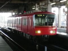 2011.12.30　名鉄一宮
“大回り”をちゃんと成立させるためには特急に乗り続けるとマズい。特急が６～８連で行きかう中、普通列車が２両なのが名鉄らしい。