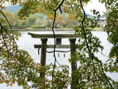 金鱗湖のほとりの天祖神社の鳥居。