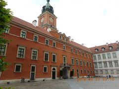 ワルシャワ王宮の中庭です。観光客が少しだけいました。