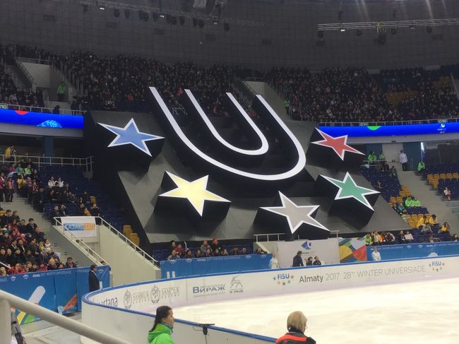 客席潰して大きなUのマーク。チケットが格安だったこともあり、客席は満員でした。チケットは公式サイトでも売っていたのですがカザフのカードでないと決済ができなかったので、アルマトイ在住の友人に取って貰って手渡ししてもらいました。