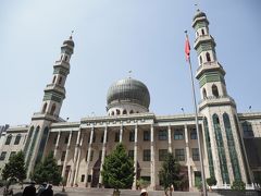 バス停から歩くこと数分で、目の前にイスラム教寺院が見えてきました。
人生初のイスラム教寺院に入るので、少し緊張気味です。
