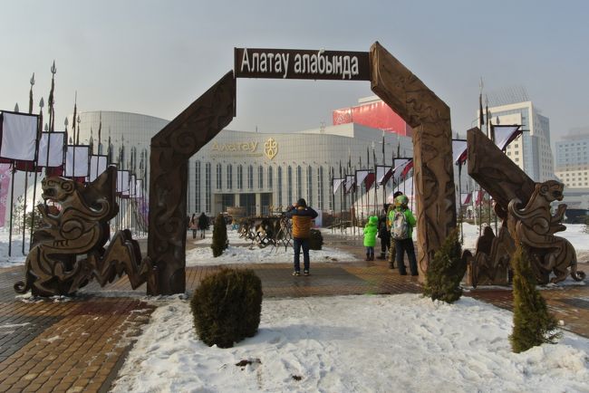 会場隣の劇場前でカザフの文化を紹介するイベントをやってまます。