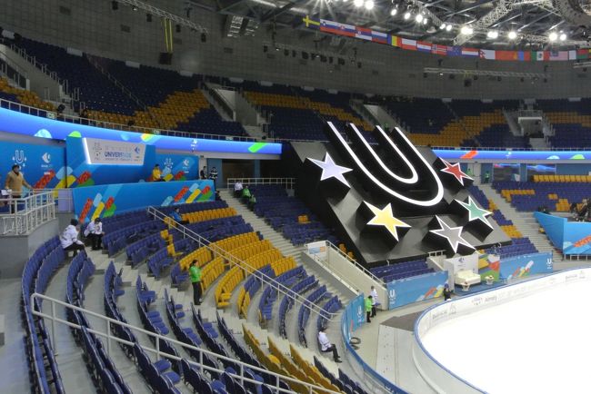 会場の各セクションの扉にボランティアがついていて、自分のチケットのセクション扉でないと入れない仕組みです。しかし公式練習中はガラガラなので、交渉したら席の人が来るまで前の方で見ててよいということになりました。