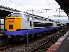 ハンバーガーを受け取り、再び市電に乗って函館駅前へと戻る。
電車を待つのは楽しいのだが、この時ばかりは早く来てくれと願うだけだった。
駅へと戻り、僅かな時間で土産を買い込み、ホームへと急ぐ。
北海道を離れるこの瞬間が、いつも寂しい。
乗り込んだのは、14時50分発の臨時特急『白鳥７４号』だ。