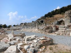 15:30到着　本来だったらすでにホテルに向け、15:00に出発している。
かなり遅くなった。

エフェソスは紀元前２世紀ごろから繁栄し、多い時で人口２０万人。
トルコ最大の遺跡で、2015年に世界遺産に登録されました。
ヘレニズムからローマ時代に建設された古代都市。
聖母マリアが晩年住んでいたという。

エフェソスは、３年前、ギリシャに行った時にクルーズをしながら立ち寄った場所。懐かしいなあ。

南口から入ります。遺跡が積み重なっています。