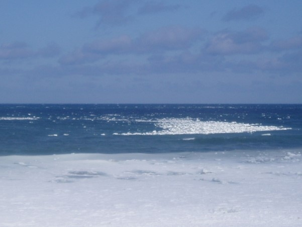 北浜の手前あたりから、海には白いものが・・・<br /><br />