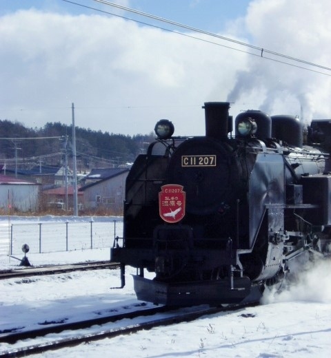 煙を吐いて走る姿は重厚感があって貫禄があります。<br />