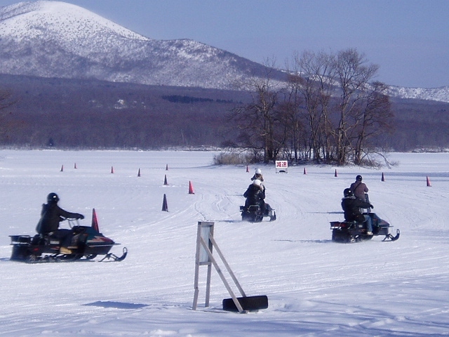 湖面は氷結して真っ白、スノーモービルが走り回ってます。<br /><br />
