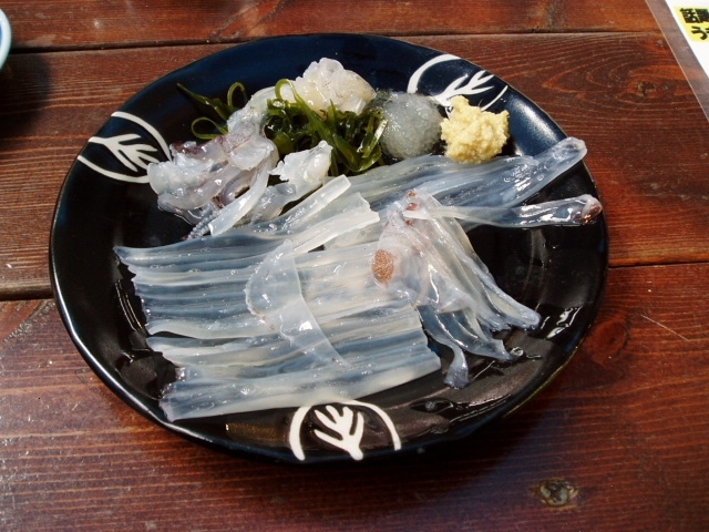 朝市で活イカを、足もまだ動いてます。<br />美味しかった！<br /><br />