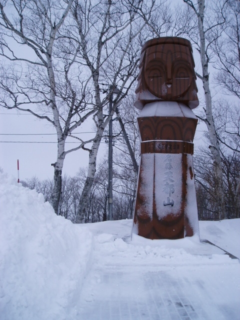 仕方ないので天都山へ、展望台から沖に流氷が見えました。