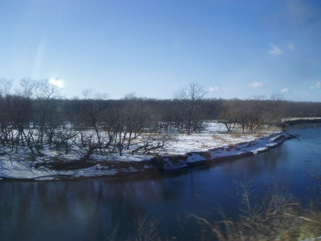 釧路川、湿原、阿寒の山々、視界は良く景色を楽しみます。<br /><br />