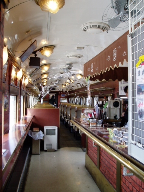 車内はレトロな感じで素敵です。<br /><br />