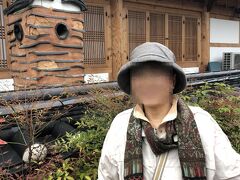 梧木台から降り、韓屋村のメインストリートを歩いてみたが、う～ん…
期待していた街並みではなかった。
観光地にありがちな、昔風お土産物屋町だった。
不完全燃焼のまま、路地に入っていくと…
おっ、いいじゃん！
観光用に、修復はしてあるが、ハレの姿の中に、ケの姿も見え、それが路地に気品をもたらしている。