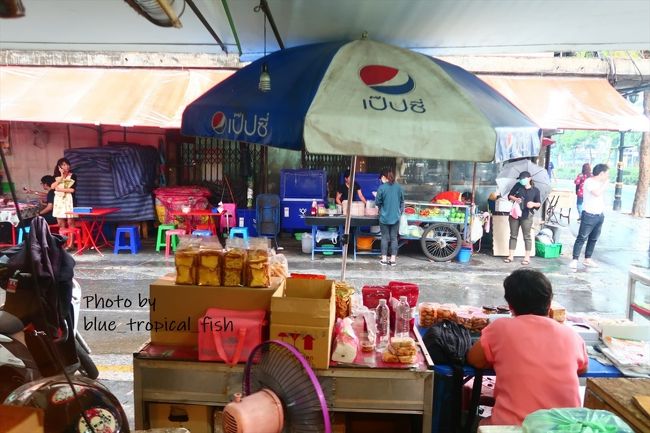 窓の外の景色。<br /><br />スコールが降ってきて、雨宿りしている人の姿が。自分のマンションに行く用事があったのですが、傘が1本しかなかったので、イムちゃんでしばらく過ごして雨が小降りになってから移動。東南アジアの雨宿りの時間ってなんか楽しいですよね。シンガポールに住んでいた時もこういうスコールが良く降りましたが、お店の軒先とかでやむのを待っているとき、何とも言えないわくわく感とまったり感がありました。
