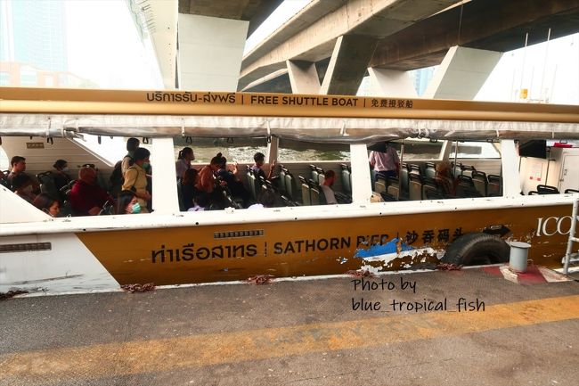 こちらがシャトルボート。結構待っている人がいましたが、ちゃんと乗れました。