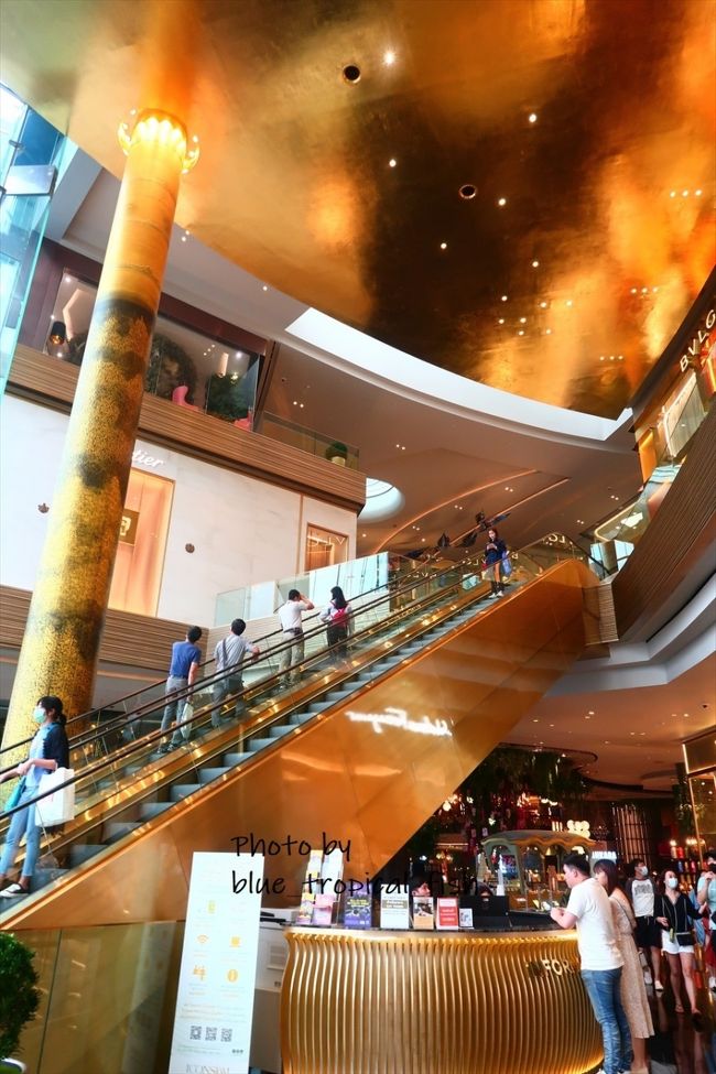 暑いので建物の中に入りました。