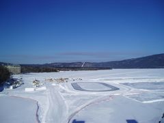 氷結した湖の上にどっさり雪が積もっています。
阿寒湖の上を歩けるんですよね、ワクワク。
