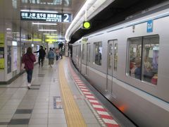 恵比寿で東京メトロ日比谷線に乗り換え、コンサート会場・ホテル最寄りの六本木で下車。
かつては全て片側３扉の車両で運行されていた日比谷線ですが、気が付けば同線の電車のほとんどが片側４扉の新車に置き換わっていました。