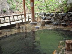 夏油温泉 元湯夏油　
夏の湯面がてらてらと油のように見えたため“夏油”と呼ばれるようになったという説がある。
夏油温泉は5月の連休明けから11月初旬まで、まさに夏の湯なのだ。
あわせて7つの露天と内湯。
泉質の効能表示は切傷・慢性皮膚病だが、昔から伝承される効能はそれぞれ違う。「大湯」は神経痛、「真湯」は胃腸病、「女の湯」は眼疾患、「疝気の湯」は婦人病という具合だ（すべての露天に女性専用時間帯がある）。
ほんの数十年前まで、夏油温泉に行くには、営林署のトロッコや馬車を使い、そこからは“背負子”の背に荷やお年寄りを託し、徒歩で2時間かけてやってきた。
路線バスが開通したのは昭和47年のことである。かくまでして人は、この効験あらたかな霊泉を求めた。
