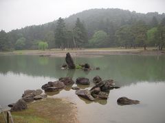 毛越寺：史跡公園
毛越寺では北に塔山と呼ばれる小山を背景として、広々とした苑地美観が展開します。
浄土庭園とは仏堂と苑池とが一体として配された庭園