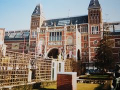 さて時は、2001年３月５日に遡り・・
伊丹 8:40 → 成田 12:10 発 JL411便 アムステルダム スキポール空港へと、旅立ちました。
翌３月６日、アムステルダム国立美術館を見学します。
