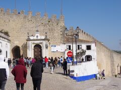 城壁に白い門が穿たれていますが、こちらは閉鎖されているので、
左側に開けられた何もない門から城塞内に入って行きます。
ポルタ・ダ・ヴィラ（Porta da Vila）です。
