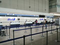 伊丹空港に到着。
ANA側の南ターミナルのガランとしていました。