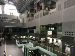 上から見下ろしてみる。こうなったら無人の大階段を撮ってやろう！