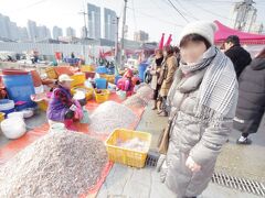 地下鉄に乗って、蘇莱浦口魚市場へ移動する。
砂浜(桟橋ではなく)に、ドーンと漁船(50トンクラス)が乗り上げて(座礁させて)、魚を降ろしている。
降ろしたその場で売るという、在来市場だ。
どの魚も新鮮で安い。
嫁隊員：「私、ここに住みたいニャ～オン！」
狭い路地に人がいっぱいなので、懐に注意だ。