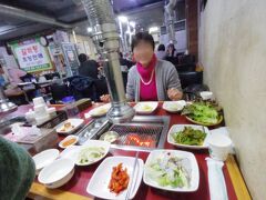 ソウルに戻って、大好きな『ホソバンカルビ』で焼肉夕食。
お肉屋さんの直営だけあって、いいお肉を出す。
おかずも、これでもかと言うくらいどっちゃり付いてくる。
最後にサービスの冷麺で〆。
韓国人って、こんなに野菜を食べるのか～を実感できる。