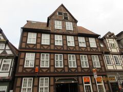 ＜Hotel Borchersホテル ボルシャース＞
D-29221 Celle 　、Schuhstrasse 52

ホテル ボルシャースはドイツでも有数の最も美しい中世の町、ツェレの歴史のある中心部にある居心地の良い、美しい木組建築のホテルである。
ツェレ独特の木組建築が軒を連ね、カラフルな歩行者地区に囲まれ、中心地から150mの距離にある。

写真はツェレ旧市街：2泊したホテル ボルシャースの正面写真、Neuen Strasse新通りに面している。
