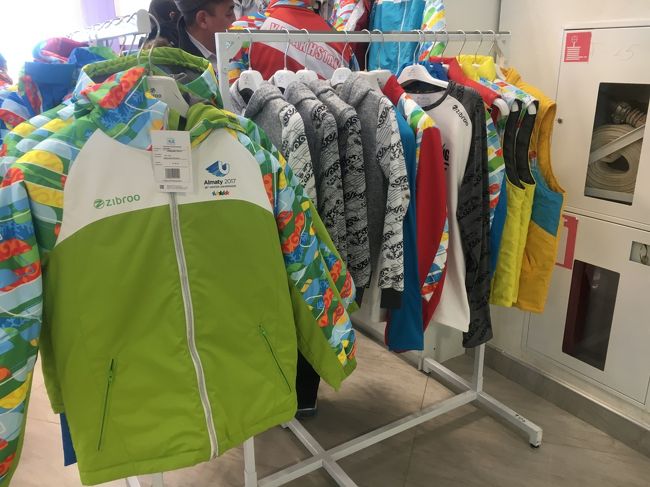 今日はフリーダンスと男子のフリーが行われました。なおペア競技はエントリーがカザフスタンの選手しかいなかったそうで、それだと「国際大会」にならないからカットされていました。<br /><br />会場のロビーではユニバの公式ウェアも売られています。メーカーはソチ五輪と同じZIBROOです。