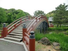 海の公園から称名寺へは徒歩での移動も苦にならない距離なのだが、正面につながる唯一の道には歩道がなく、道幅が狭いうえに車の通行量が多いので、気持ち良く散歩するにはあまり適さない。
称名寺についてはwebに情報が多いが、造営や保全の経緯や今後の長期計画についてまとまったものは少ない。
この写真は、良く見られる池の対岸からの風景を基準にすると裏側にあたる。反橋の朱色や新緑に対して、黄菖蒲が見頃であった。