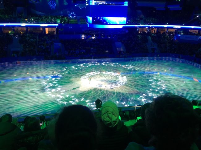 当初はこの日だけがチケット有料の予定だったようです。全日程有料になった後もエキシビションのチケットが最も高く、にも関わらず完売しました。そのためこの日の席は遠かったけど、その分照明の美しさも堪能できました。